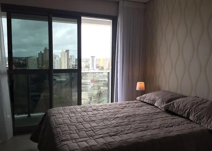 Estudio moderno com linda vista para a Serra